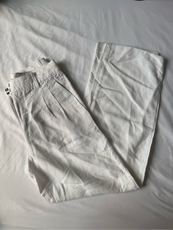 Aritzia Pants - Women’s White Pleated Dress Pants